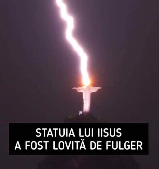 ÎNTÂMPLARE INCREDIBILĂ ÎN BRAZILIA STATUIA LUI IISUS DIN RIO DE JANEIRO LOVITĂ DE FULGER IMENS