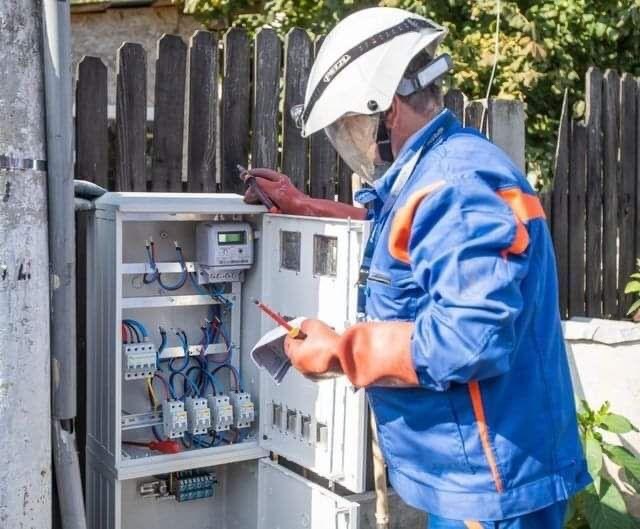 UN ELECTRICIAN A MERS SĂ TAIE CURENTUL UNEI FAMILII DAR A GĂSIT UN BILET CARE L-A