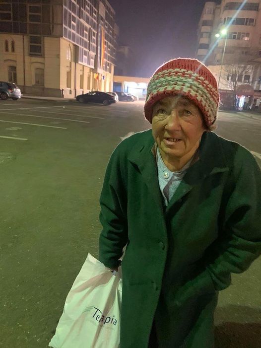 Au Găsit-O La Gara De Nord Acum Două Seri Și S-A Apropiat De Una Din Trecătoare. Bătrâna I-A Emoționat Când Le-A Spus Cine Este Nu Bea Nu Fumează.