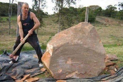 A luat toporul si a inceput sa dea cu sete timp de 4 ore in acest bolovan urias. Ce a urmat e INCREDIBIL