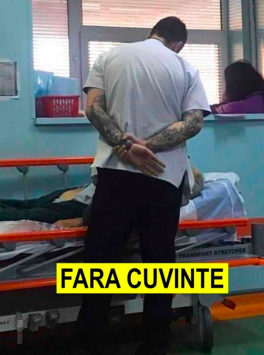 Se intampla in Romania Un medic tanar si cu tatuaje s-a oprit in dreptul unui batran adus cu targa la Urgente.