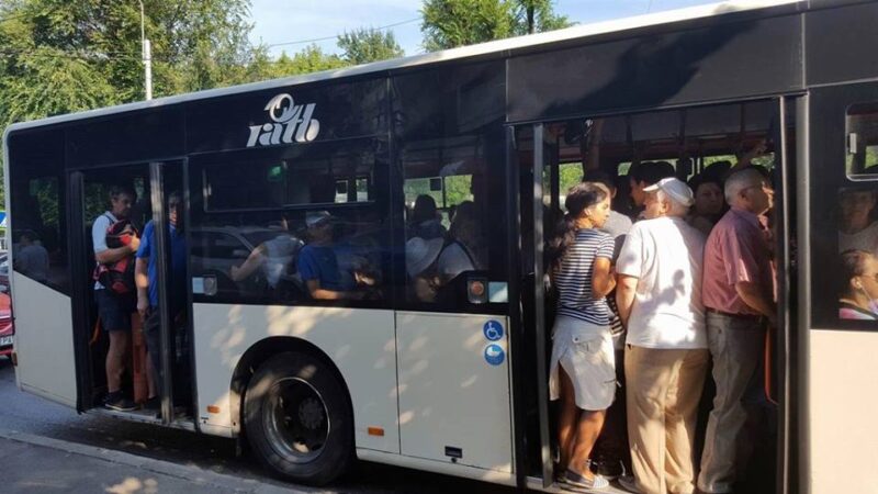 O Doamnă Și-A Pus Pungile Și Geanta Lângă Ea Pe Scaunul Din Autobuz. Un Tânăr A Rugat-O Să Le Dea La O Parte Pentru A Se Așeza Și El. Femeia I-A Zis