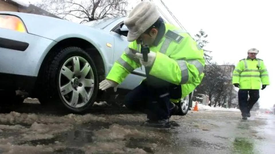 Amendă de 2.900 de lei pentru șoferii care nu au asta în mașină pe timp de iarnă. Ce nu trebuie să le lipsească