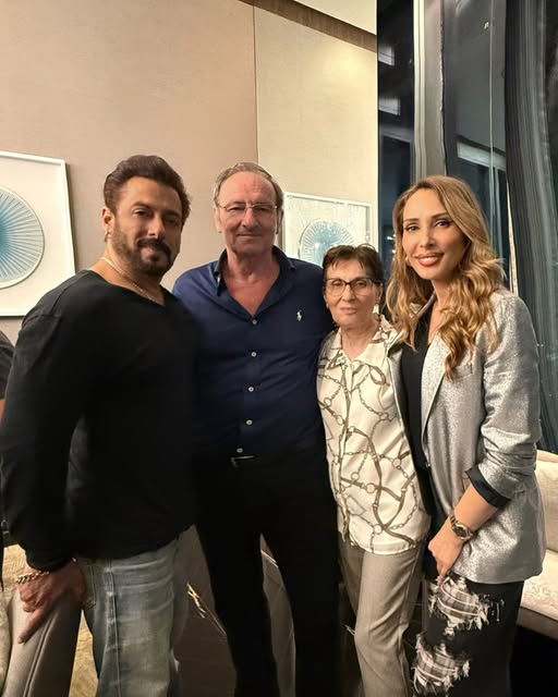 Iulia Vântur fotografie de familie alături de Salman Khan și părinții ei În sfârșit asumați