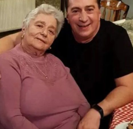 Romică Țociu are grijă de mama sa de 80 de ani. Ce mă bucur că pot să-ți fac eu de mâncare acum Că și tu mi-ai făcut o viață întreagă de mâncare