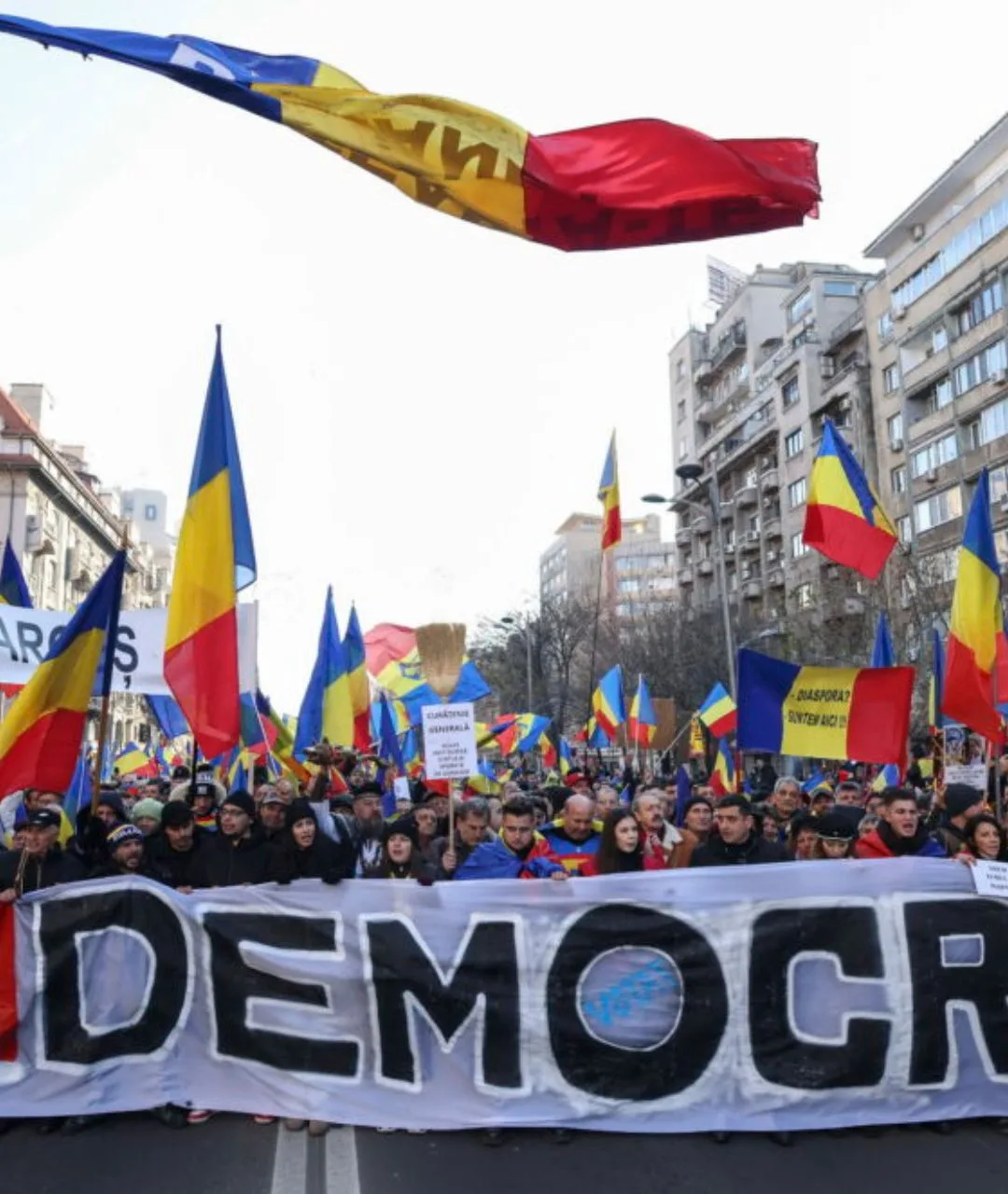 Protest mare în București. Marș spre Guvern și Palatul Cotroceni. Fostul mercenar Horațiu Potra săltat de jandarmi