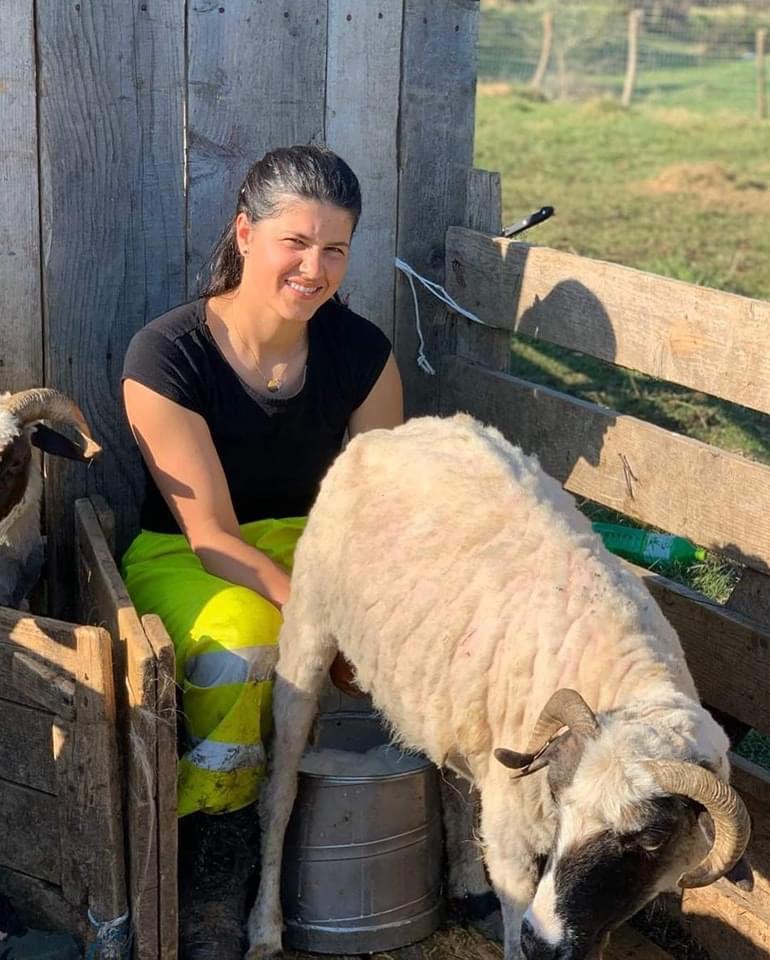 Câți bani câștigă Geta sora lui Culiță Sterp. Sora artistului este ciobăniță și are stâna ei de oi.