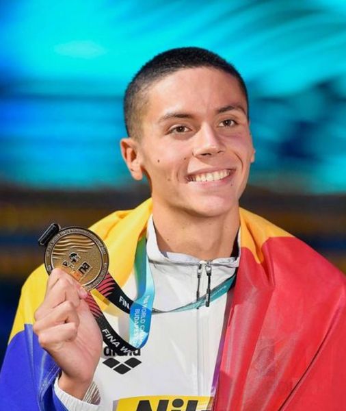 David Popovici a vorbit în premieră despre performanța sa de excepție la Campionatele Europene de Natație unde a câștigat medalia de aur la proba de 100 de metri liber.