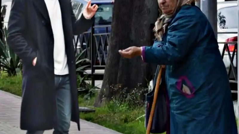 Chirurgul concediat cu rușine a aruncat o bancnotă cerșetoarei de pe stradă